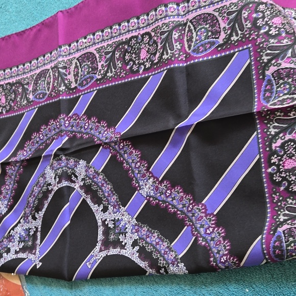 LEONARDI MERLOT Signed Lace Design Scarf 30" x 30" NWOT - Picture 4 of 7